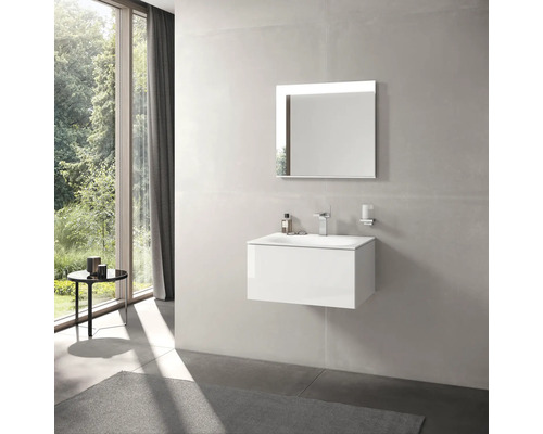 Modernes Badezimmer mit Waschtisch, Spiegel und Fenster