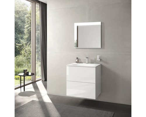 Modernes Badezimmer mit weißem Waschtischunterschrank, Aufsatzwaschbecken und beleuchtetem Spiegel.