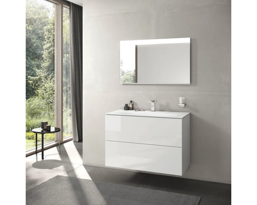 Modernes Badezimmer mit weißem Waschtischunterschrank, Spiegel und großem Fenster