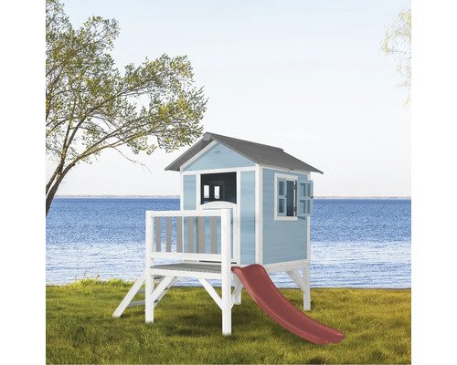 Holzspielhaus mit Rutsche im Garten mit Meerblick