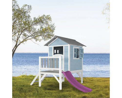 Spielhaus mit Rutsche auf einer Grünfläche