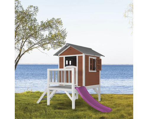 Spielhaus aus Holz mit Rutsche im Garten