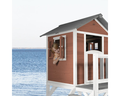 Holzspielhaus mit Fenster und Kind am Strand