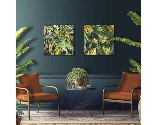 Wohnzimmer mit zwei Sesseln, kleinem Tisch und zwei Deko-Bildern mit Pflanzenmotiven an der Wand