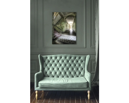 Fotodruck mit dem Motiv eines Treppenhauses, dargestellt über einem Sofa.