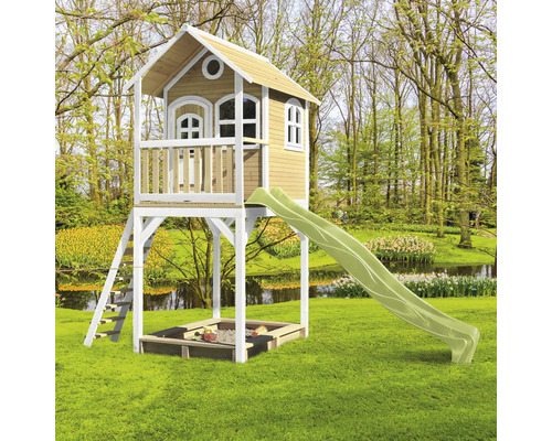 Spielhaus mit Rutsche und Sandkasten im Garten