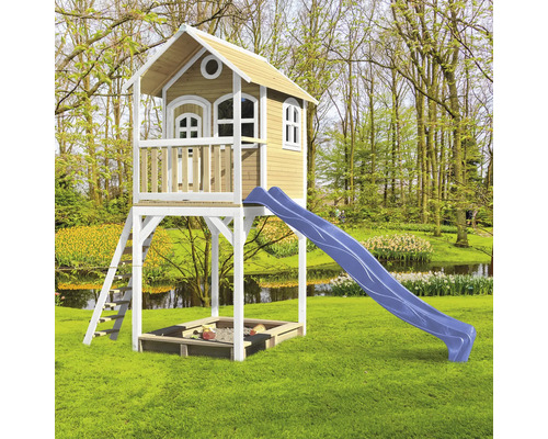 Spielhaus aus Holz mit Rutsche und Sandkasten im Garten.