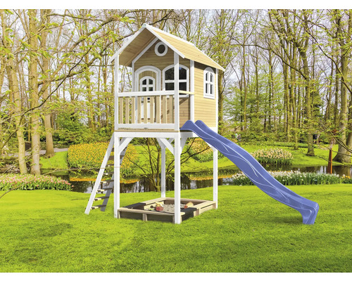 Spielturm mit Rutsche und Sandkasten im Garten