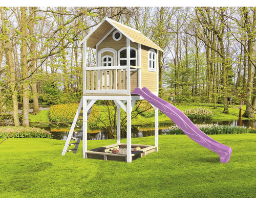 Holzspielhaus mit Rutsche und Sandkasten im Garten