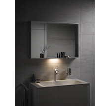 Modernes Badezimmer mit Waschbeckenunterschrank, Spiegel und Beleuchtung.