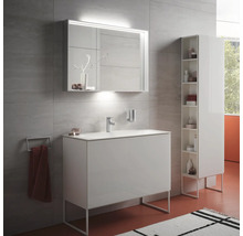 Badezimmer mit Waschtisch, Spiegelschrank mit Beleuchtung und Hochschrank
