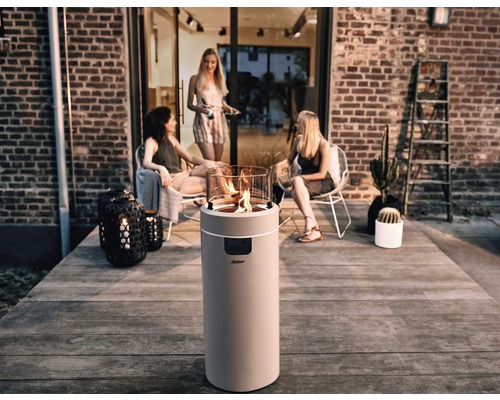 Terrassenszene mit Ethanol-Feuerstelle, Sitzgelegenheiten und dekorativer Beleuchtung auf einer Holzterrasse.