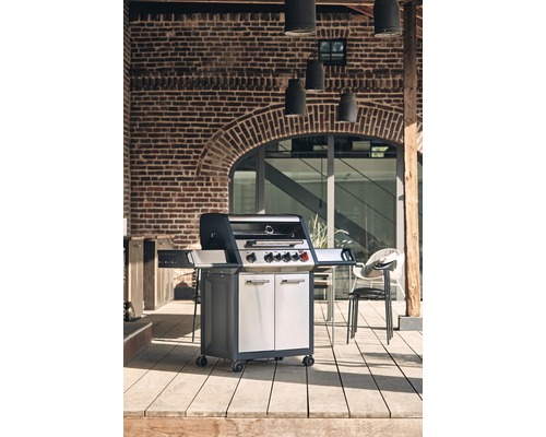 Gasgrill mit vier Brennern auf einer Terrasse