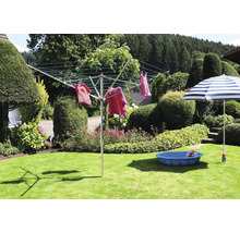 Drehwäscheständer mit aufgehängter Wäsche in einem Garten