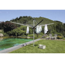 Dreh-Wäschespinne mit Wäsche im Garten neben Pool und Sitzgelegenheit