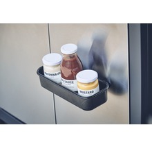 Drei Soßen in Gläsern im schwarzen Grill-Organizer.