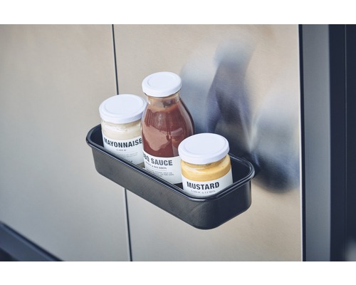 Drei Soßen in Gläsern im schwarzen Grill-Organizer.