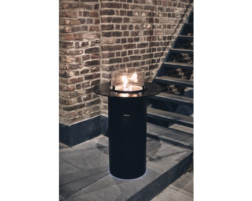 Enders Terrassenheizer mit Glaszylinder vor einer Backsteinmauer
