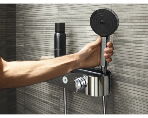 Handbrause mit Brausestange und Armatur im Badezimmer