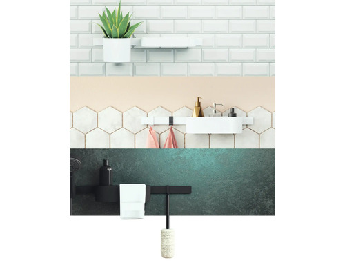 Badezimmer-Arrangement mit Regalen, Handtüchern und Accessoires vor unterschiedlichen Wandfliesen.