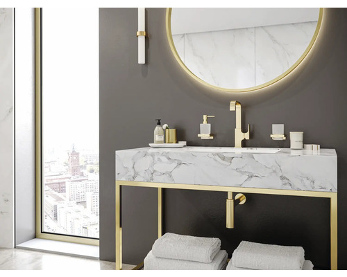 Modernes Badezimmer mit Marmorwaschtisch und goldenen Akzenten