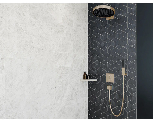 Modernes Badezimmer mit Regendusche und geometrischen Fliesen