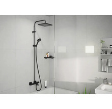 Badezimmer mit Duscharmatur inklusive Kopfbrause und Handbrause.