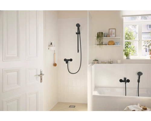 Helles Badezimmer mit Dusche, Badewanne und schwarzen Armaturen