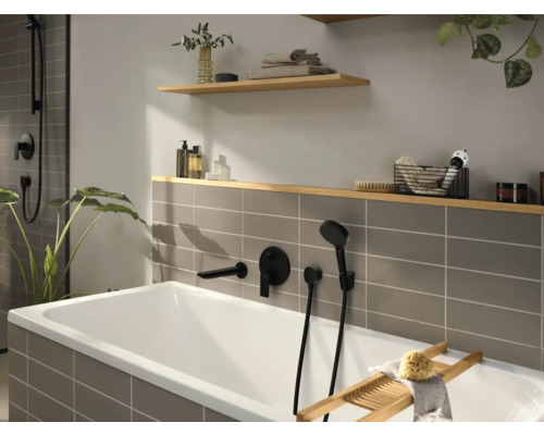 Badezimmer mit Badewanne, Armaturen und Ablagen