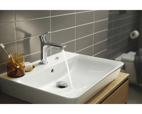 Modernes Badezimmerwaschbecken mit Armatur und laufendem Wasser