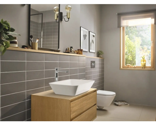 Helles Badezimmer mit Waschbecken, Armatur, Spiegel, Toilette und Fenster für ein modernes Design