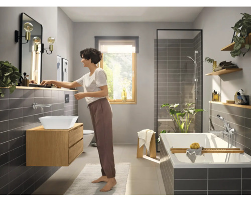 Helles Badezimmer mit Waschtisch, Spiegel, Badewanne und Duschwand