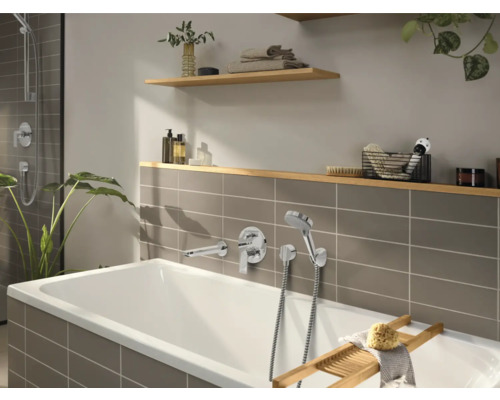 Badezimmer mit Badewanne, Armaturen und Ablageflächen