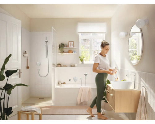 Helles Badezimmer mit Dusche, Badewanne und Waschtisch