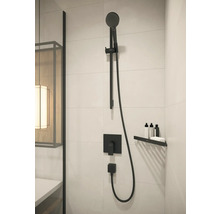Duschgarnitur mit Handbrause, Brauseschlauch und Ablage im Badezimmer