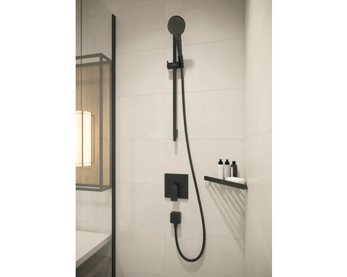 Duschgarnitur mit Handbrause, Brauseschlauch und Ablage im Badezimmer