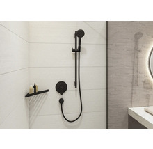 Badezimmer mit dunkler Duscharmatur und Ablage