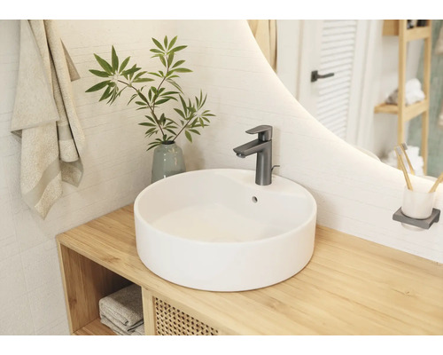 Badezimmer mit Aufsatzwaschbecken, Armatur und Spiegel