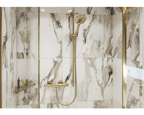 Dusche mit Duschstange und Fliesen in Marmoroptik
