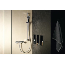 Moderne Dusche mit Duscharmatur, Ablagen und Handtuch für Badezimmergestaltung
