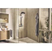 Modernes Badezimmer mit Dusche, Waschtisch und Handtuch