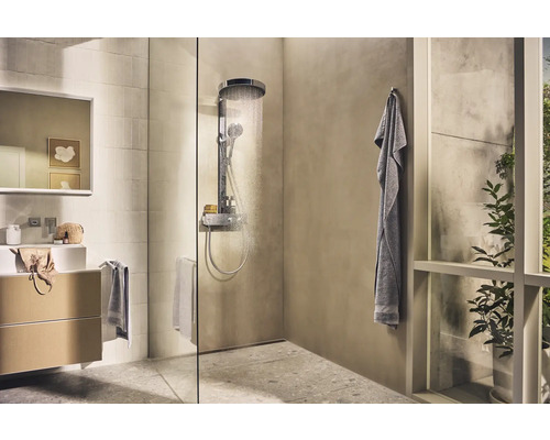 Modernes Badezimmer mit Dusche, Waschtisch und Handtuch