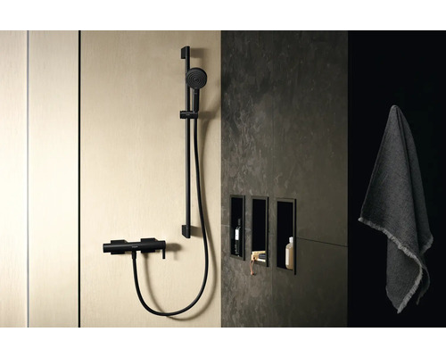 Badezimmer mit Duscharmatur, Ablagenische und Handtuch