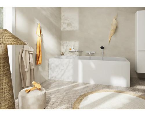 Badezimmer mit Badewanne, Handtuch, Bademantel und rundem Teppich