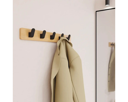 Garderobenleiste mit fünf Haken und Jacke an der Wand