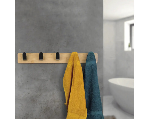 Handtuchhalter aus Bambus mit mehreren Handtüchern im Badezimmer