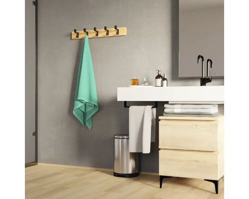 Modernes Badezimmer mit Waschtisch, Spiegel, Handtuchhalter und Accessoires