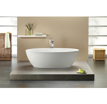 Freistehende Badewanne im modernen Badezimmer mit Holzkorb und Regal