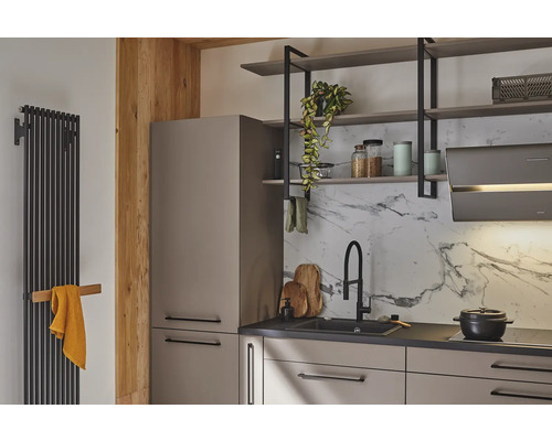 Küchenszene mit Spüle, Armatur, Regalen und Heizkörper