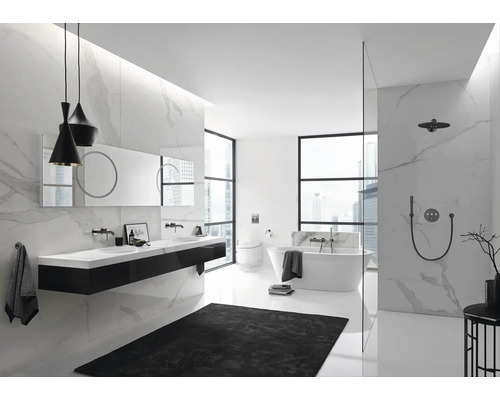 Modernes Badezimmer mit Doppelwaschtisch, Badewanne und Dusche